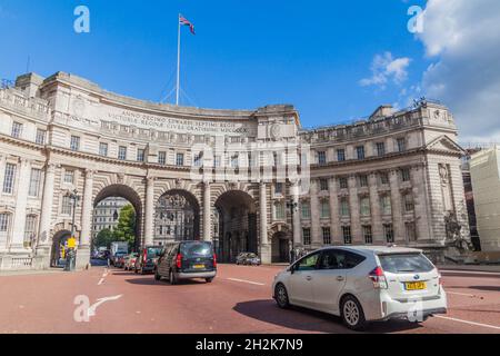 LONDON, VEREINIGTES KÖNIGREICH - 4. OKTOBER 2017: Blick auf den Admiralty Arch in London, Vereinigtes Königreich Stockfoto