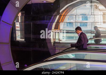 LONDON, VEREINIGTES KÖNIGREICH - 4. OKTOBER 2017: Rolltreppe bei Charing Cross in London, Vereinigtes Königreich Stockfoto