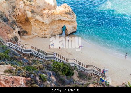 LAGOS, PORTUGAL - 7. OKTOBER 2017: Menschen am Strand Praia do Camilo in der Nähe von Lagos, Portugal. Stockfoto