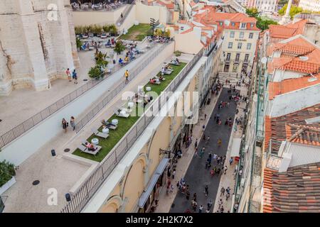 LISSABON, PORTUGAL - 8. OKTOBER 2017: Aussichtspunkt im ehemaligen katholischen Kloster unserer Lieben Frau vom Karmel mit der Carmo-Straße in Lissabon, Portugal Stockfoto