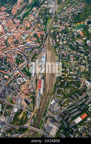 Hauptbahnhof von Vilnius Hauptstadt von Litauen aus Heißluftballon. Blick vom Himmel auf die Eisenbahnkreuzung. Stockfoto