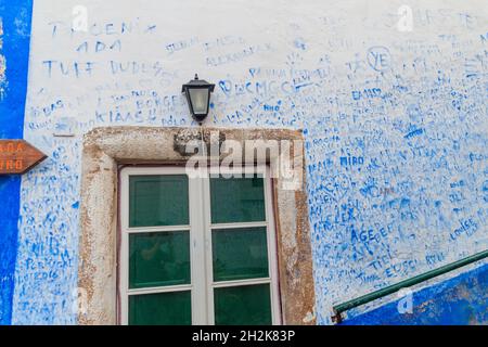 OBIDOS, PORTUGAL - 11. OKTOBER 2017: Blaue Zeichnungen an einer Wand im Dorf Obidos. Stockfoto