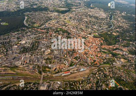 Vilnius, Litauen - 14. September 2021: Weißer Heißluftballon fliegt über der litauischen Hauptstadt Vilnius. Blick vom Himmel auf die Stadt Vilnius Stockfoto