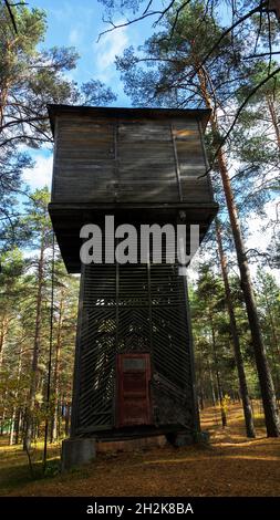 Ungewöhnliches Turmhaus im Wald. Ausgefallene Domus für Singleton, und Aussichtsturm (Krähennest) Stockfoto