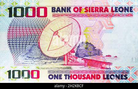 1000 Leones Banknote, Bank of Sierra Leone, Nahaufstellung Bilfragment zeigt Satellitenantenne, herausgegeben 2002 Stockfoto