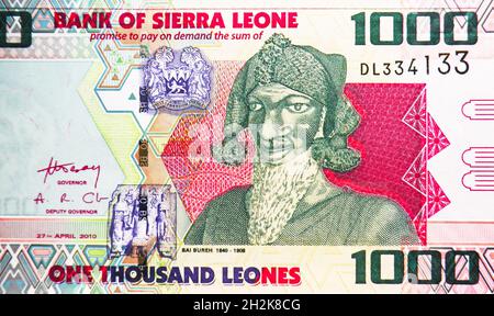 1000 Leones Banknote, Bank of Sierra Leone, Nahauflistung, zeigt Bai Bureh, Wappen, Schnitzerei, ausgestellt 2002 Stockfoto