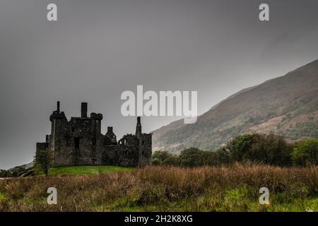 Eine trübe und nasse herbstliche 3-Aufnahme HDR-Aufnahme von Kilchurn Castle am nordöstlichen Ende von Loch Awe in Argyll and Bute, Schottland. 09. Oktober 2021 Stockfoto