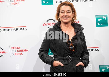 Rom, Italien. Oktober 2021. Monica Guerritore nimmt am 22. Oktober 2021 am 16. Rome Film Fest 2021 im Auditorium in Rom, Italien, am Photo-Call des Films Vita da Carlo Teil. Photo Pool Rome Film Fest/Insidefoto Credit: Insidefoto srl/Alamy Live News Stockfoto