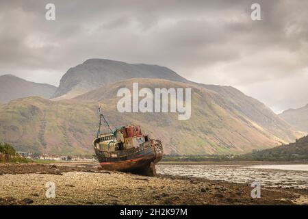 Ein trübes, feuchtes herbstliches HDR-Bild mit 3 Aufnahmen vom Corpach Wrack, MV Dayspring mit Ben Nevis im Hintergrund, Lochaber, Schottland. 10. Oktober 2021 Stockfoto