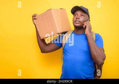 Afrikanischer Entsendungsmann, der einen Anruf macht Stockfoto