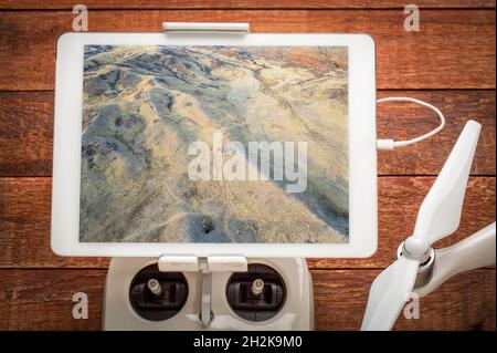 Ausläufer der Rocky Mountains im Norden Colorados mit Wegen und Pfaden, die Luftbilder auf einem digitalen Tablet anzeigen, das auf einem dron-Funkcontroller montiert ist Stockfoto