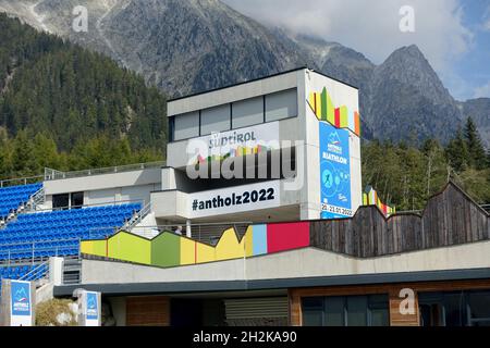 Antholz, Italien. September 2021. Auf einem Gebäude im Biathlon-Stadion Antholz stehen 'Südtirol' und '#antholz2022'. Vom 20. Bis 23. Januar 2022 findet dort der IBU Biathlon World Cup statt. Quelle: Alexandra Schuler/dpa/Alamy Live News Stockfoto