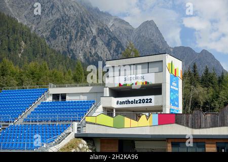 Antholz, Italien. September 2021. Auf einem Gebäude im Biathlon-Stadion Antholz stehen 'Südtirol' und '#antholz2022'. Vom 20. Bis 23. Januar 2022 findet dort der IBU Biathlon World Cup statt. Quelle: Alexandra Schuler/dpa/Alamy Live News Stockfoto