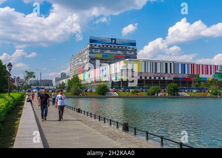 Das farbenfrohe Gebäude des Fernsehzentrums Ostankino am Ufer des Stadtteiches. Moskau, Russland 28. Mai 2016. Stockfoto