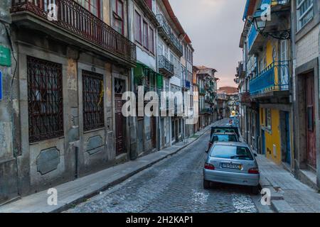 PORTO, PORTUGAL - 16. OKTOBER 2017: Straße im Zentrum von Porto, Portugal. Stockfoto