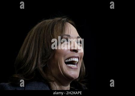 New York, USA. Oktober 2021. Vizepräsidentin Kamala Harris hält am Freitag, den 22. Oktober 2021, beim YMCA der Northeast Bronx in New York City eine Rede. Foto von John Angelillo/UPI Credit: UPI/Alamy Live News Stockfoto