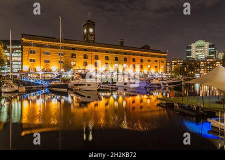 Nachtansicht der St. Katharine Docks in London, Großbritannien Stockfoto