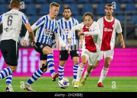 EINDHOVEN, NIEDERLANDE - 22. OKTOBER: Brian de Keersmaecker vom FC Eindhoven kämpft mit Kian Fitz Jim von Ajax U23 während des niederländischen Keukenkampioendivisie-Spiels zwischen dem FC Eindhoven und Ajax U23 im Jan Louwers Stadion am 22. Oktober 2021 in Eindhoven, Niederlande (Foto: Jeroen Meuwsen/Orange Picles) Stockfoto