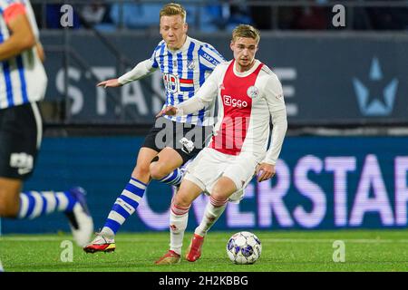 EINDHOVEN, NIEDERLANDE - 22. OKTOBER: Brian de Keersmaecker vom FC Eindhoven kämpft mit Kenneth Taylor von Ajax U23 während des niederländischen Keukenkampioendivisie-Spiels zwischen dem FC Eindhoven und Ajax U23 im Jan Louwers Stadion am 22. Oktober 2021 in Eindhoven, Niederlande (Foto: Jeroen Meuwsen/Orange Picles) Stockfoto