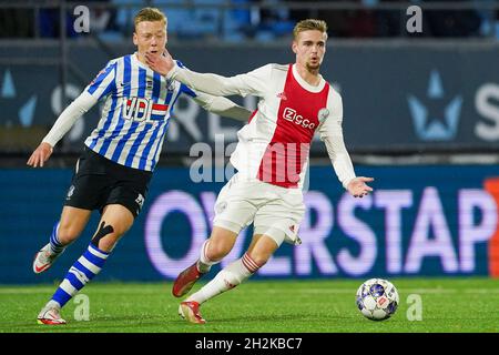 EINDHOVEN, NIEDERLANDE - 22. OKTOBER: Brian de Keersmaecker vom FC Eindhoven kämpft mit Kenneth Taylor von Ajax U23 während des niederländischen Keukenkampioendivisie-Spiels zwischen dem FC Eindhoven und Ajax U23 im Jan Louwers Stadion am 22. Oktober 2021 in Eindhoven, Niederlande (Foto: Jeroen Meuwsen/Orange Picles) Stockfoto