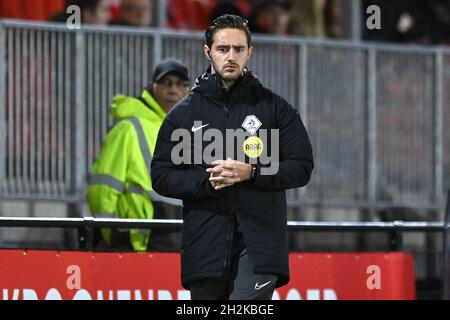 ALMERE, NIEDERLANDE - 22. OKTOBER: Assistenzschiedsrichter Haico Michielsen während des niederländischen Keukenkampioendivisie-Spiels zwischen dem FC Almere City und dem PSV U23 im Yanmar Stadion am 22. Oktober 2021 in Almere, Niederlande (Foto: Patrick Goosen/Orange Picters) Stockfoto