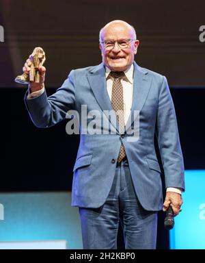 Hessen, Deutschland. Oktober 2021. 22. Oktober 2021, Hessen, Offenbach/Main: Regisseur Volker Schlöndorff ist bei der Verleihung des Hessischen Film- und Filmpreises 2021 mit dem Ehrenpreis des Hessischen Ministerpräsidenten auf der Bühne. Aufgrund der Corona-Pandemie wird die Preisverleihung in kleinerem Umfang mit rund 350 geladenen Gästen im Capitol in Offenbach stattfinden. Foto: Frank Rumpenhorst/dpa Quelle: dpa picture Alliance/Alamy Live News Stockfoto