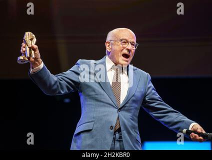 Hessen, Deutschland. Oktober 2021. 22. Oktober 2021, Hessen, Offenbach/Main: Regisseur Volker Schlöndorff ist bei der Verleihung des Hessischen Film- und Filmpreises 2021 mit dem Ehrenpreis des Hessischen Ministerpräsidenten auf der Bühne. Aufgrund der Corona-Pandemie wird die Preisverleihung in kleinerem Umfang mit rund 350 geladenen Gästen im Capitol in Offenbach stattfinden. Foto: Frank Rumpenhorst/dpa Quelle: dpa picture Alliance/Alamy Live News Stockfoto