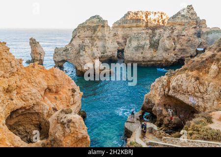 LAGOS, PORTUGAL - 7. OKTOBER 2017: Touristen in Ponta da Piedade bei Lagos, Portugal Stockfoto