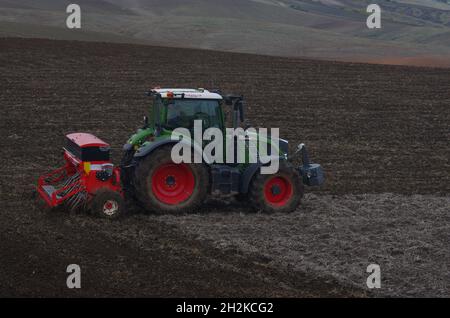 Ein Traktor bearbeitete die Felder vor der Aussaat auf dem Land des unteren Molise Stockfoto