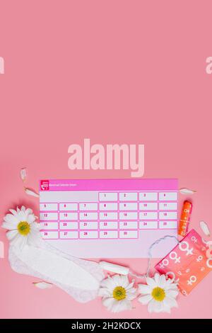 Menstruationskalender mit Baumwoll-Tampons, Damenbinden, weiße Blume. Frau kritische Tage, Frau Hygieneschutz Stockfoto