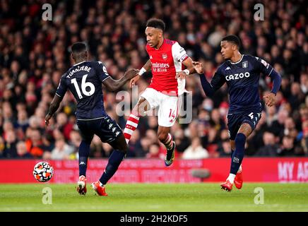 Pierre-Emerick Aubameyang von Arsenal (Mitte) kämpft während des Premier League-Spiels im Emirates Stadium in London mit Axel Tuanzebe von Aston Villa (links) und Ezri Konsa um den Ball. Bilddatum: Freitag, 22. Oktober 2021. Stockfoto