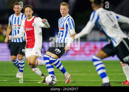 EINDHOVEN, NIEDERLANDE - 22. OKTOBER: Kian Fitz Jim von Ajax U23 und Brian de Keersmaecker vom FC Eindhoven während des niederländischen Keukenkampioendivisie-Spiels zwischen dem FC Eindhoven und Ajax U23 im Jan Louwers Stadion am 22. Oktober 2021 in Eindhoven, Niederlande (Foto: Jeroen Meuwsen/Orange Picches) Stockfoto