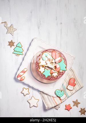 Helle und fröhliche rote und grüne Lebkuchen Weihnachtsplätzchen auf einem Teller. Stockfoto