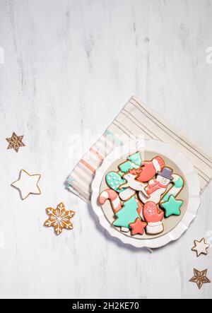 Helle und fröhliche rote und grüne Lebkuchen Weihnachtsplätzchen auf einem Teller. Stockfoto