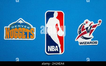 1. Oktober 2021, Springfield, USA, Embleme der Basketballteams Denver Nuggets und Washington Wizards auf blauem Hintergrund. Stockfoto