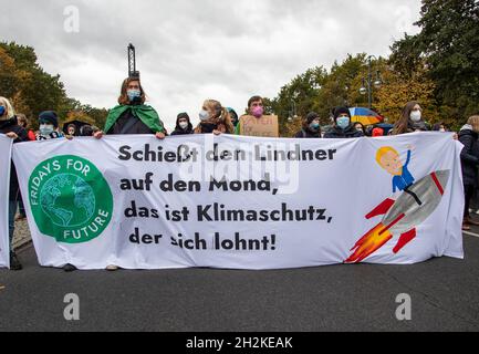 Transparent: ' schießt den Lindner auf den Mond, das ist Klimaschutz, der sich lohnt! ' Am 22. Oktober 2021 sammeln sich 20.000 Menschen aus ganz Deutschland in Berlin, um mit Fridays for Future Druck auf die Koalitionsführer von SPD, Bündnis 90/die Grünen und FDP auszuschüben, damit diese die Wahlversprechen in Sachen Klimaschutz halten und das 1, 5 Grad Ziel nicht übertragen wird. Diese Woche hat FFF eine Liste an Anforderungen an die neue Regierung gestellt. The Demonstration Must on Grund of the Unwetterwarning be continued. * am 22. Oktober 2021 20,000 peopl Stockfoto