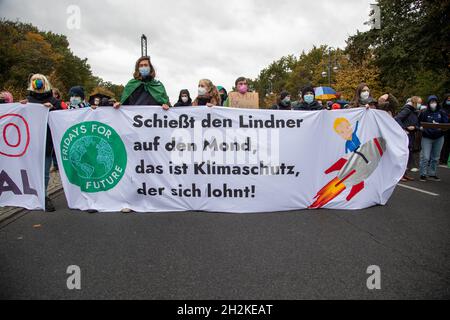 Transparent: ' schießt den Lindner auf den Mond, das ist Klimaschutz, der sich lohnt! ' Am 22. Oktober 2021 sammeln sich 20.000 Menschen aus ganz Deutschland in Berlin, um mit Fridays for Future Druck auf die Koalitionsführer von SPD, Bündnis 90/die Grünen und FDP auszuschüben, damit diese die Wahlversprechen in Sachen Klimaschutz halten und das 1, 5 Grad Ziel nicht übertragen wird. Diese Woche hat FFF eine Liste an Anforderungen an die neue Regierung gestellt. The Demonstration Must on Grund of the Unwetterwarning be continued. * am 22. Oktober 2021 20,000 peopl Stockfoto