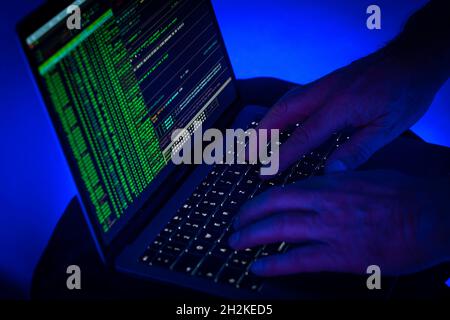 Symbolische Bild Cyber-Angriff, Computerkriminalität, Cyberkriminalität, Computer-Hacker greifen ein Netzwerk, Computer, IT-Infrastruktur Stockfoto