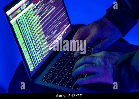 Symbolische Bild Cyber-Angriff, Computerkriminalität, Cyberkriminalität, Computer-Hacker greifen ein Netzwerk, Computer, IT-Infrastruktur Stockfoto