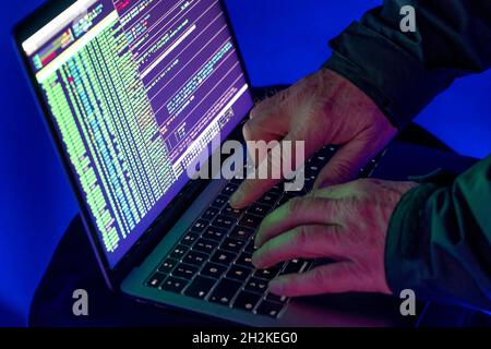 Symbolische Bild Cyber-Angriff, Computerkriminalität, Cyberkriminalität, Computer-Hacker greifen ein Netzwerk, Computer, IT-Infrastruktur Stockfoto