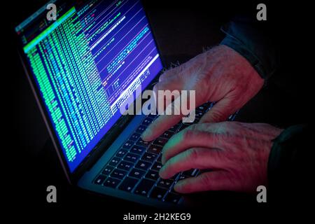 Symbolische Bild Cyber-Angriff, Computerkriminalität, Cyberkriminalität, Computer-Hacker greifen ein Netzwerk, Computer, IT-Infrastruktur Stockfoto