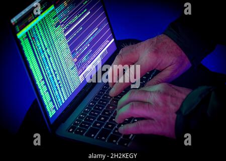 Symbolische Bild Cyber-Angriff, Computerkriminalität, Cyberkriminalität, Computer-Hacker greifen ein Netzwerk, Computer, IT-Infrastruktur Stockfoto