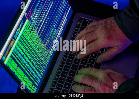 Symbolische Bild Cyber-Angriff, Computerkriminalität, Cyberkriminalität, Computer-Hacker greifen ein Netzwerk, Computer, IT-Infrastruktur Stockfoto