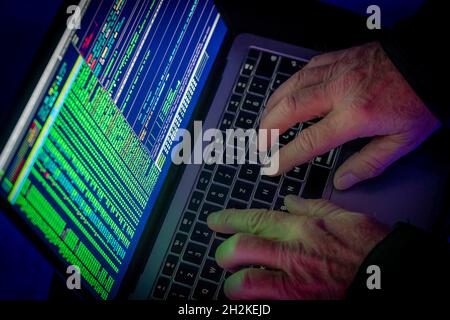 Symbolische Bild Cyber-Angriff, Computerkriminalität, Cyberkriminalität, Computer-Hacker greifen ein Netzwerk, Computer, IT-Infrastruktur Stockfoto