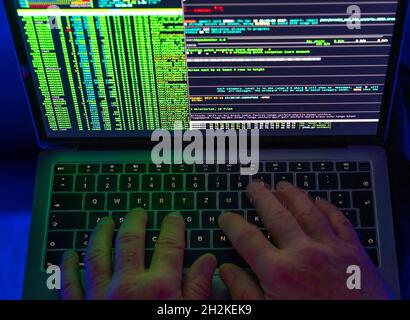 Symbolische Bild Cyber-Angriff, Computerkriminalität, Cyberkriminalität, Computer-Hacker greifen ein Netzwerk, Computer, IT-Infrastruktur Stockfoto