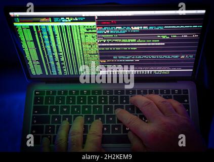 Symbolische Bild Cyber-Angriff, Computerkriminalität, Cyberkriminalität, Computer-Hacker greifen ein Netzwerk, Computer, IT-Infrastruktur Stockfoto