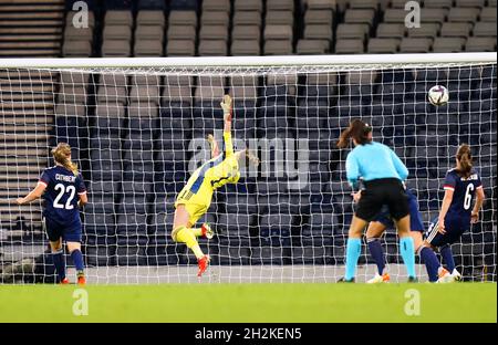 Die schottische Torhüterin Lee Alexander hält die Ungarin Fanny Vago beim Qualifikationsspiel der FIFA Frauen-Weltmeisterschaft 2023 in Hampden Park, Glasgow, nicht davon ab, das erste Tor ihrer Spielmannschaft zu erzielen. Bilddatum: Freitag, 22. Oktober 2021. Stockfoto