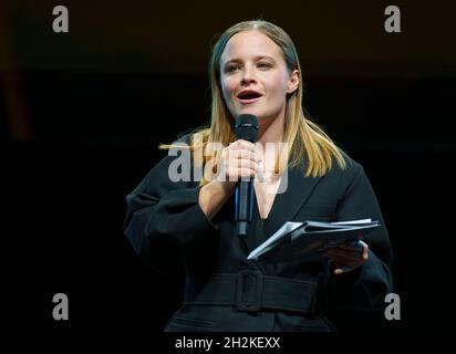 Hessen, Deutschland. Oktober 2021. 22. Oktober 2021, Hessen, Offenbach/Main: Schauspielerin Jasna Fritzi Bauer hält eine Laudatierung bei der Preisverleihung des Hessischen Film- und Filmpreises 2021. Aufgrund der Corona-Pandemie wird die Preisverleihung in kleinerem Umfang mit rund 350 geladenen Gästen im Capitol in Offenbach stattfinden. Foto: Frank Rumpenhorst/dpa Quelle: dpa picture Alliance/Alamy Live News Stockfoto