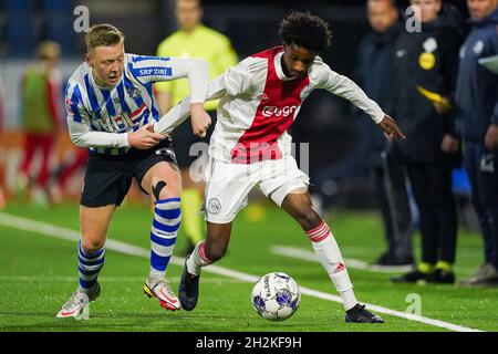 EINDHOVEN, NIEDERLANDE - 22. OKTOBER: Brian de Keersmaecker vom FC Eindhoven kämpft mit Arjany Martha von Ajax U23 während des niederländischen Keukenkampioendivisie-Spiels zwischen dem FC Eindhoven und Ajax U23 im Jan Louwers Stadion am 22. Oktober 2021 in Eindhoven, Niederlande (Foto: Jeroen Meuwsen/Orange Picles) Stockfoto