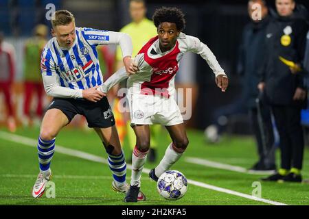 EINDHOVEN, NIEDERLANDE - 22. OKTOBER: Brian de Keersmaecker vom FC Eindhoven kämpft mit Arjany Martha von Ajax U23 während des niederländischen Keukenkampioendivisie-Spiels zwischen dem FC Eindhoven und Ajax U23 im Jan Louwers Stadion am 22. Oktober 2021 in Eindhoven, Niederlande (Foto: Jeroen Meuwsen/Orange Picles) Stockfoto